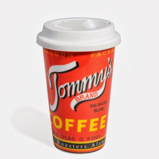 Cestovní porcelánový hrnek s víčkem - Tommy's COFFEE