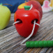 Dřevěná hračka - červík v jablku